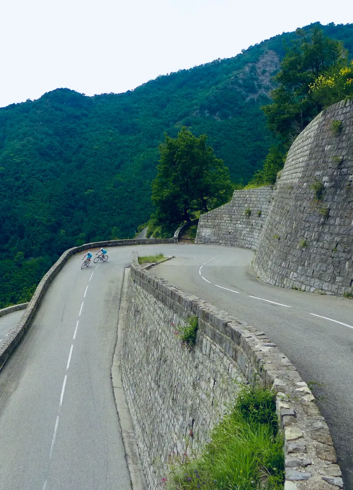 Serpentinen auf der Südseite des Col de Turini in der Nähe von Moulinet