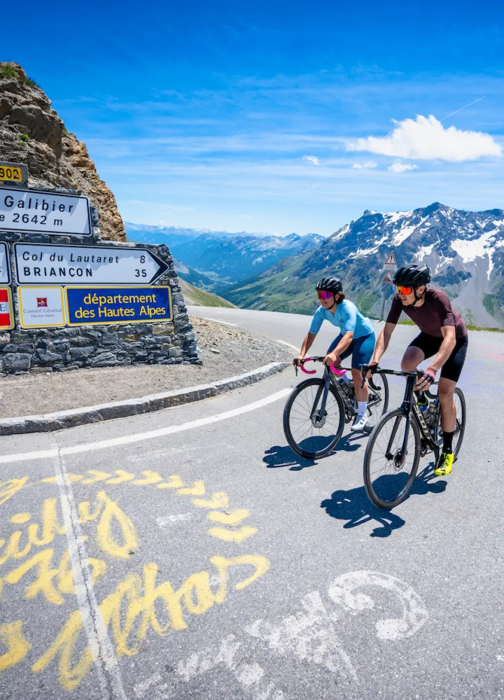 Ankunft auf dem Gipfel des Col du Galibier, einem Gral für Radfahrer