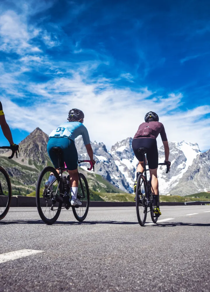 drei Radfahrer auf der Route des Grandes Alpes unterwegs