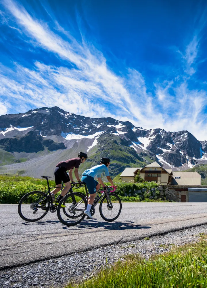 Radfahrer am Col du Lautaret auf der Route des Grandes Alpes®.