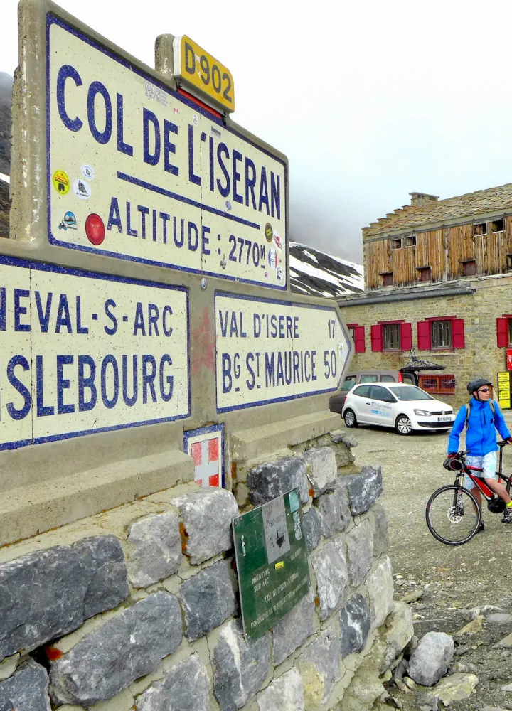 Ankunft auf der Spitze des Col de l'Iseran mit dem Fahrrad, dem höchsten Pass Europas ein Gral für Radfahrer