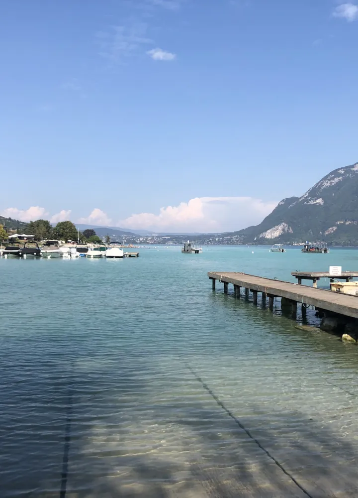 Der Hafen von Sevrier am See von Annecy