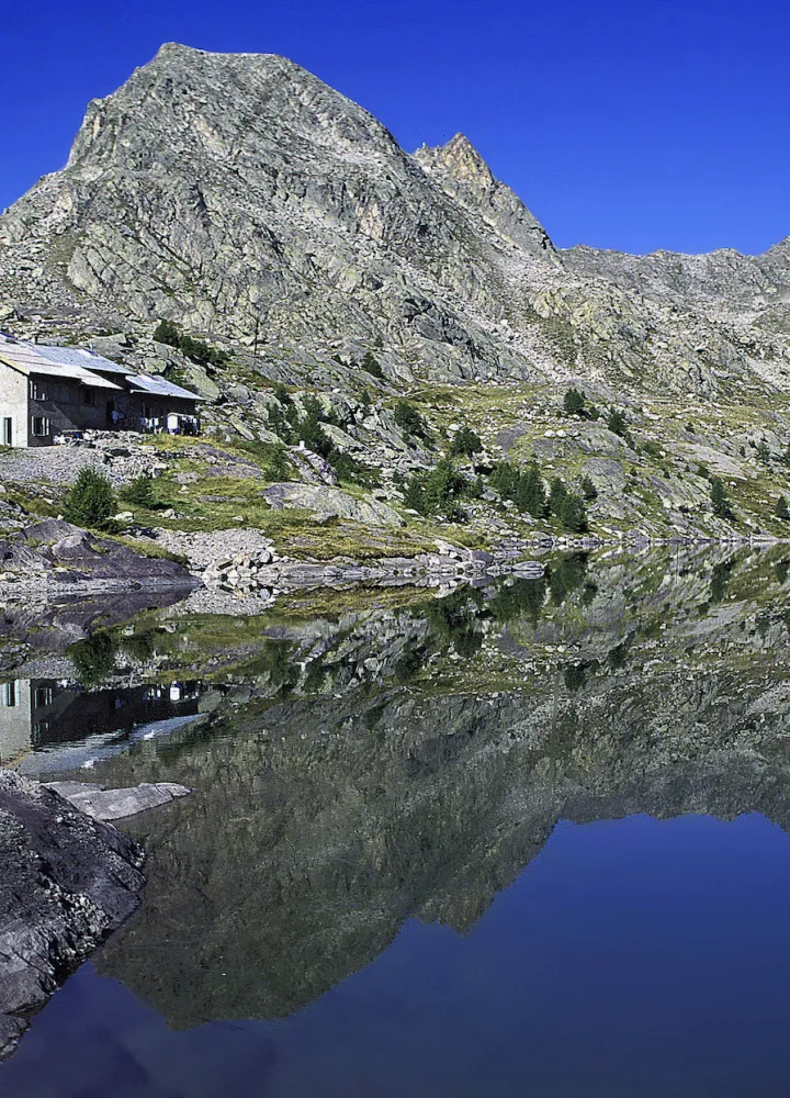 Die Merveilles-Hütte vor dem Lac Long Supérieur des Merveilles
