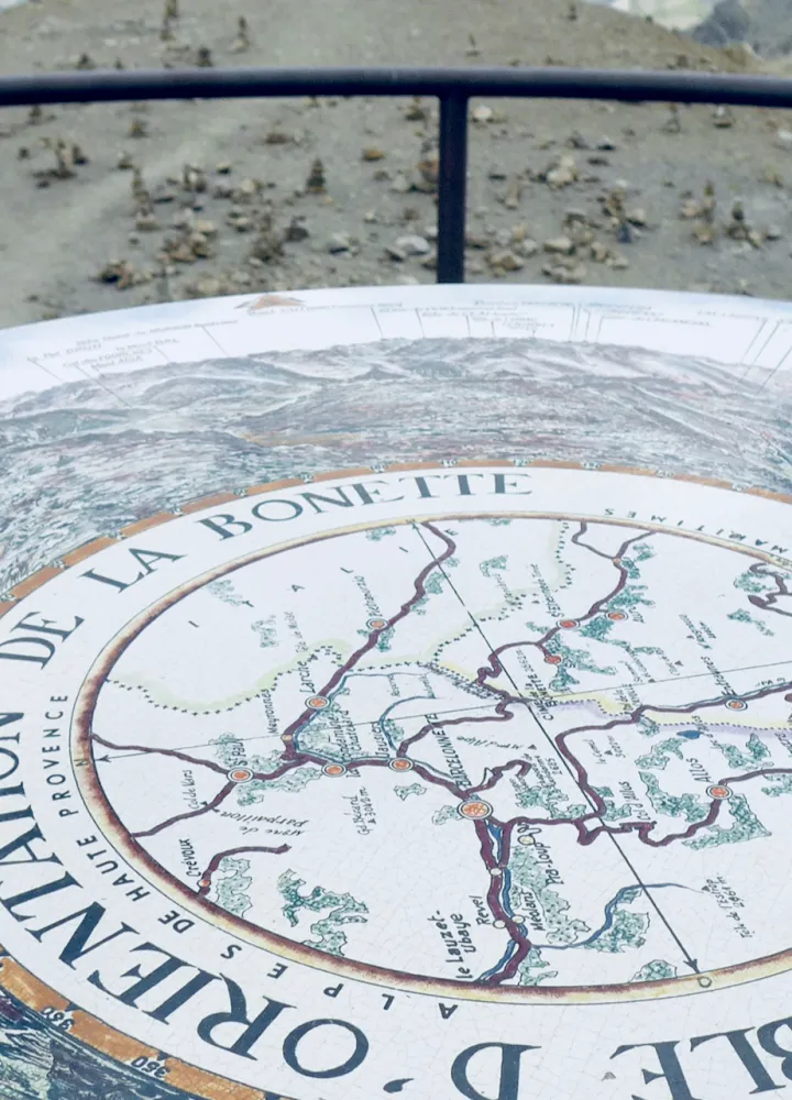 Orientierungstafel auf der Cime de la Bonette, der höchsten Straße Europas
