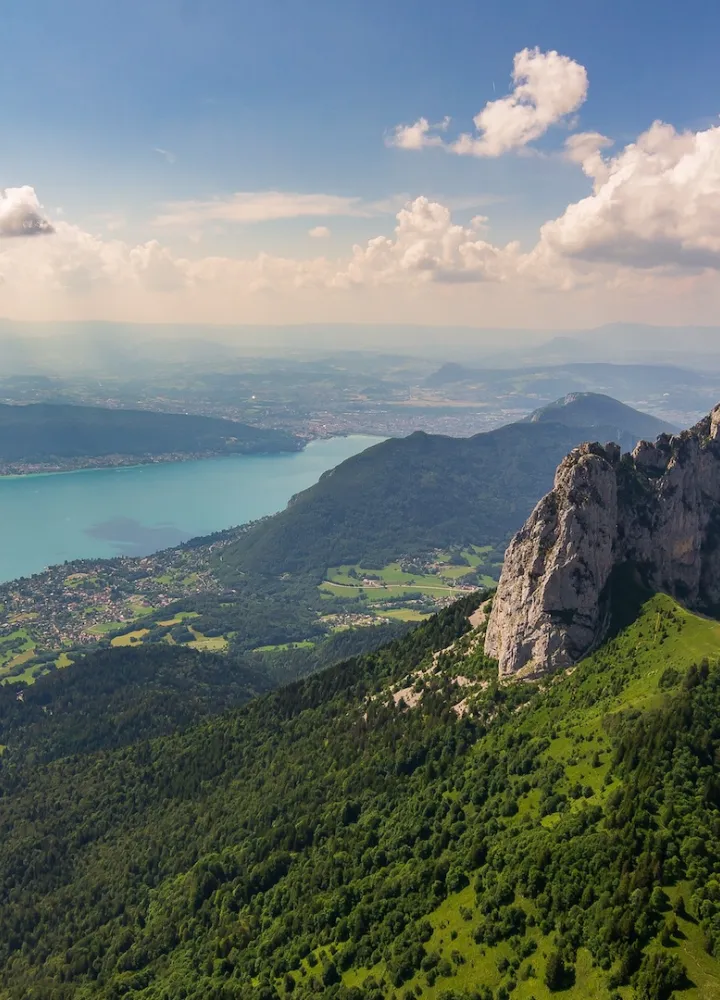 Luftbild_des_Sees_und_Paragliders_über_den_Dents de Lanfon