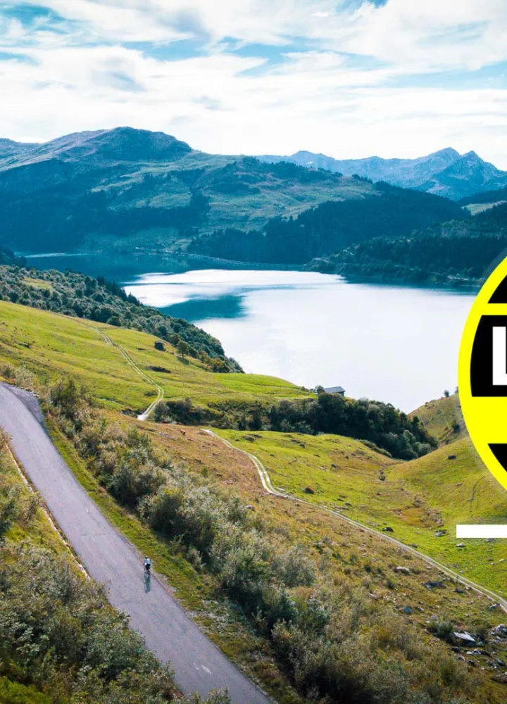 foto lac de roselend mit fahrrad und logo etape du tour