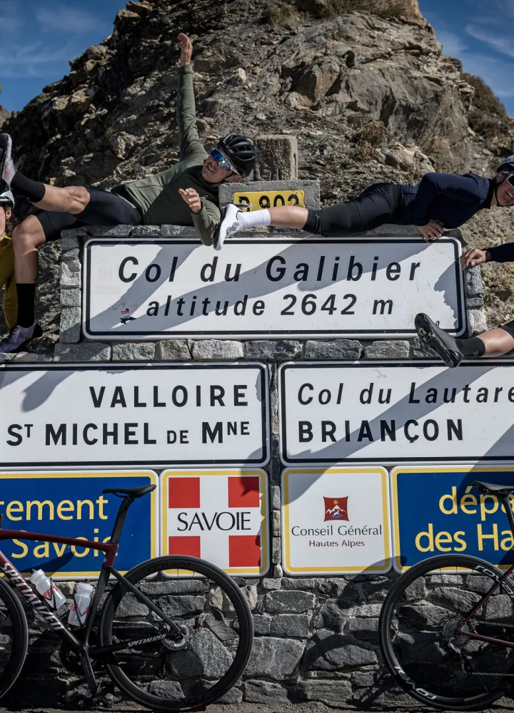 Gruppe von Radfahrern oben auf dem Col du Galibier