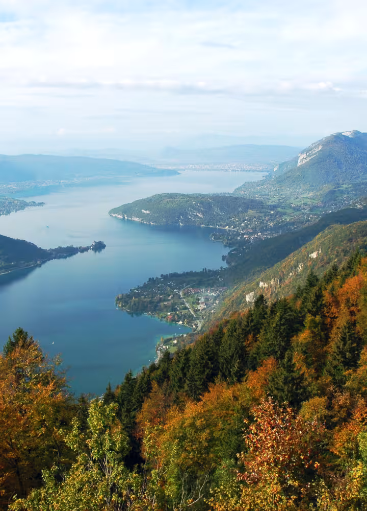 Das glasklare Wasser des Sees von Annecy