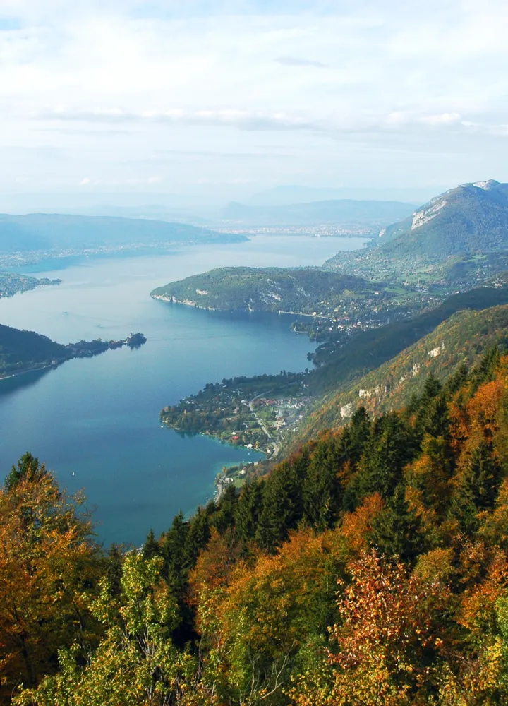 Das glasklare Wasser des Sees von Annecy
