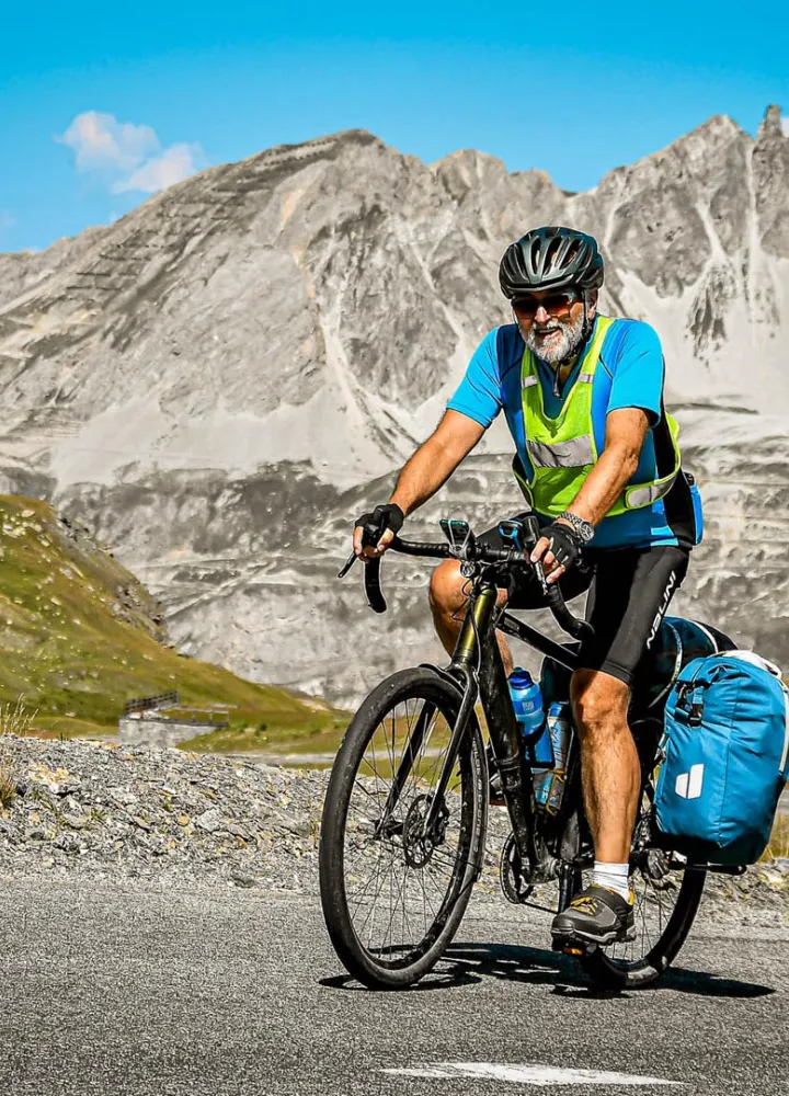 Cycliste sur Route des Grandes Alpes à vélo et VAE