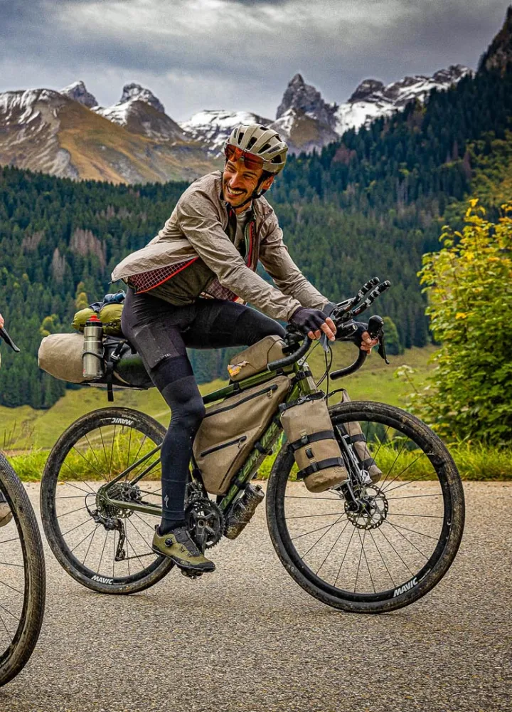 Cyclistes sur Route des Grandes Alpes à vélo et VAE