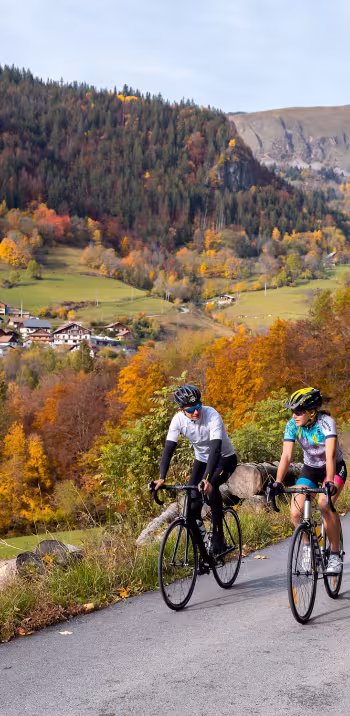062-25102020-2020_IAM_CYCLOTOURISTES_COLL EPINE SERRAVAL┬®Tristan Shu - Annecy Mountains.jpg