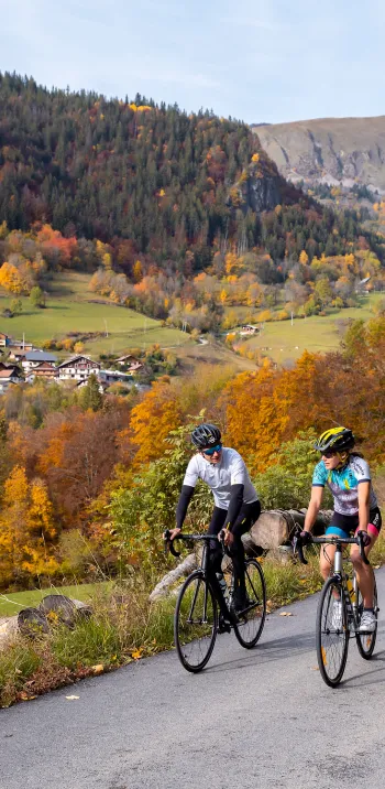 062-25102020-2020_IAM_CYCLOTOURISTES_COLL EPINE SERRAVAL┬®Tristan Shu - Annecy Mountains.jpg