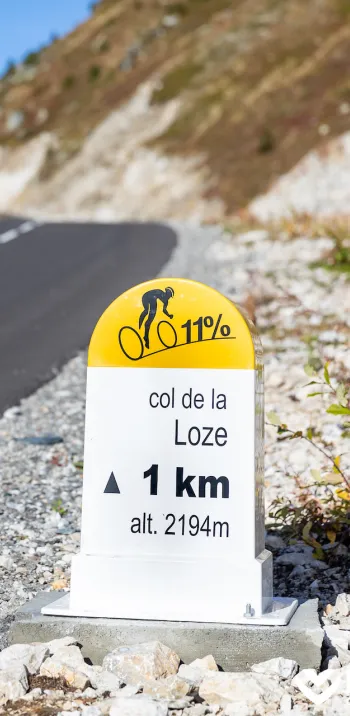 Grenzstein 1 km Col de la Loze