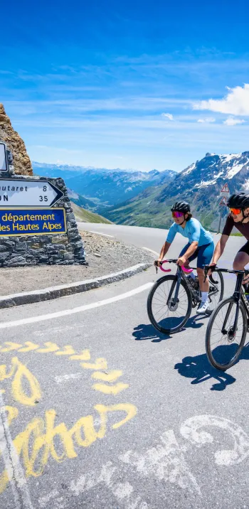 Ankunft auf dem Gipfel des Col du Galibier, einem Gral für Radfahrer