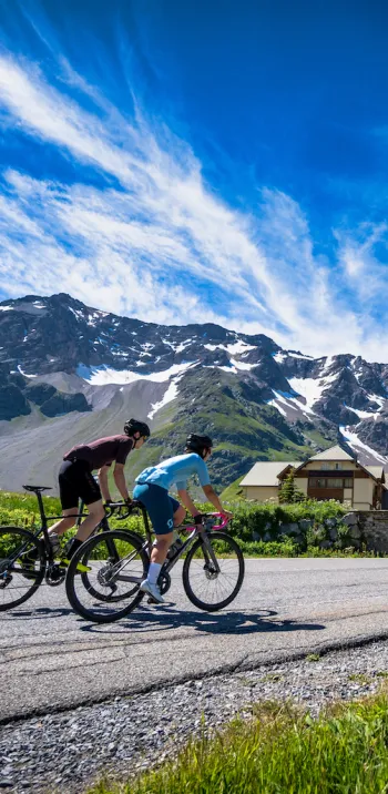Radfahrer am Col du Lautaret auf der Route des Grandes Alpes