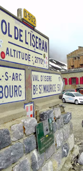 Ankunft auf der Spitze des Col de l'Iseran mit dem Fahrrad, dem höchsten Pass Europas ein Gral für Radfahrer