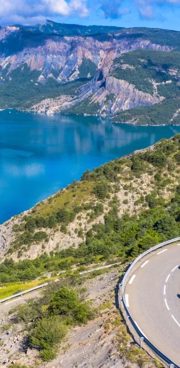 Der See von Serre-Ponçon auf der Höhe von Sauze-du-Lac