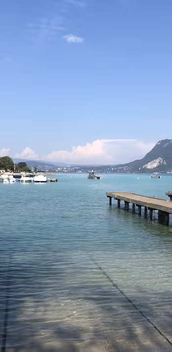 Der Hafen von Sevrier am See von Annecy