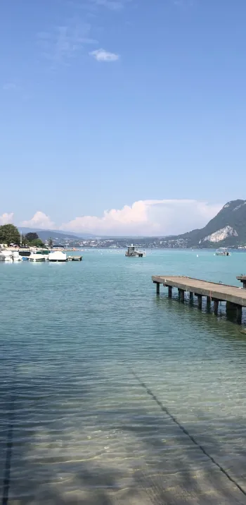 Der Hafen von Sevrier am See von Annecy