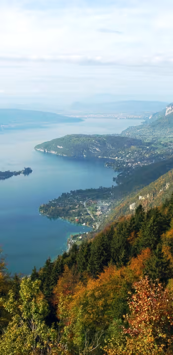 Das glasklare Wasser des Sees von Annecy