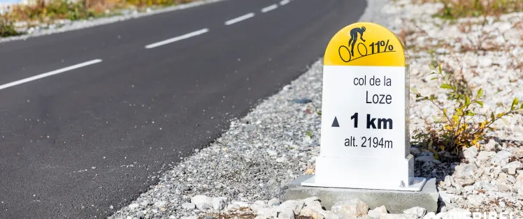 Grenzstein 1 km Col de la Loze