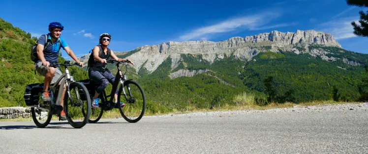 Steile Klippen in den Voralpen von Digne