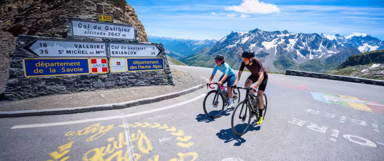 Ankunft auf dem Gipfel des Col du Galibier, einem Gral für Radfahrer