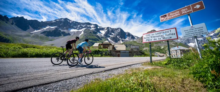 Radfahrer am Col du Lautaret auf der Route des Grandes Alpes