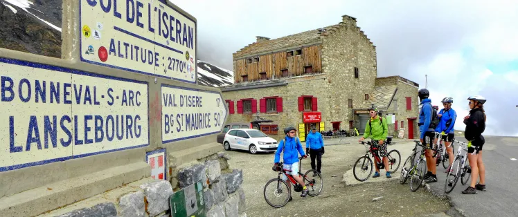 Ankunft auf der Spitze des Col de l'Iseran mit dem Fahrrad, dem höchsten Pass Europas ein Gral für Radfahrer