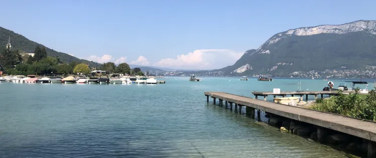Der Hafen von Sevrier am See von Annecy