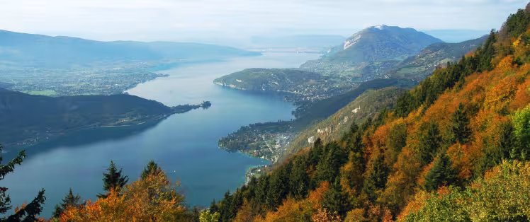 Das glasklare Wasser des Sees von Annecy