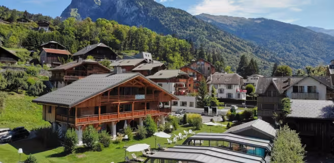 Vue sur le parc de 2000m² autour de l'hôtel