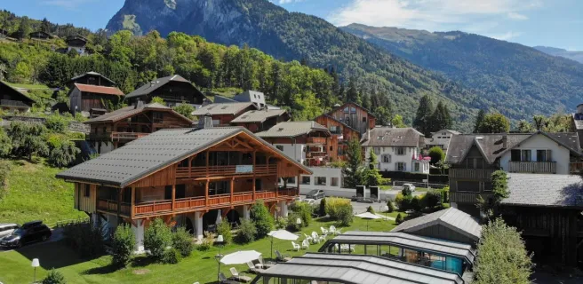 Vue sur le parc de 2000m² autour de l'hôtel