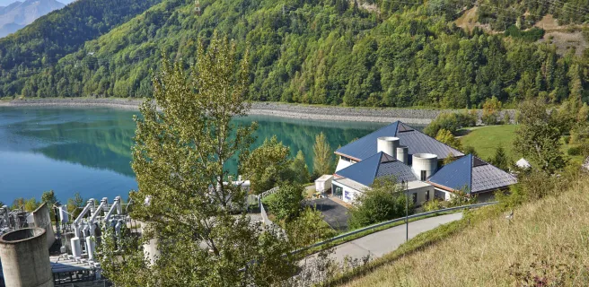 Au bord du lac d'Allemont, à côté de la centrale EDF de Grand'Maison