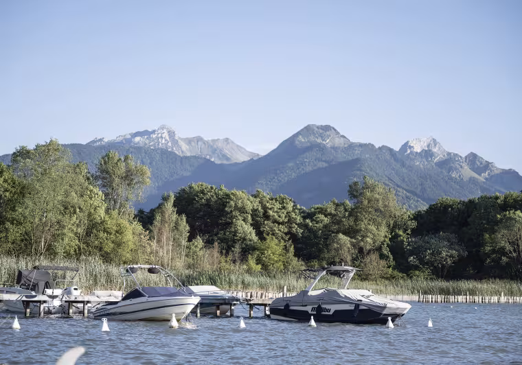 Boote auf dem See von Annecy an den Quellen des Sees