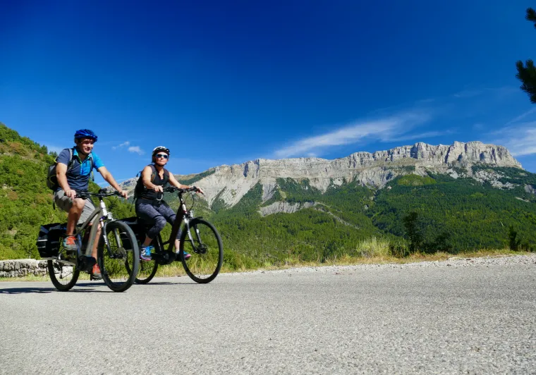 Steile Klippen in den Voralpen von Digne