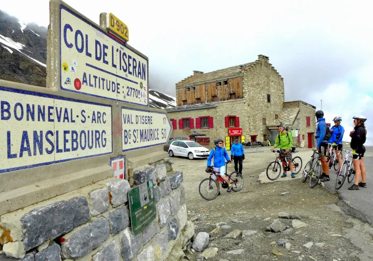 Ankunft auf der Spitze des Col de l'Iseran mit dem Fahrrad, dem höchsten Pass Europas ein Gral für Radfahrer
