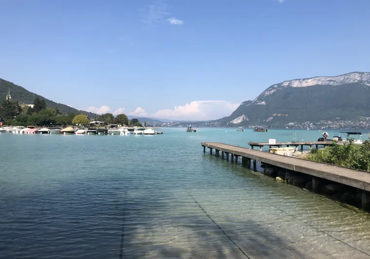 Der Hafen von Sevrier am See von Annecy