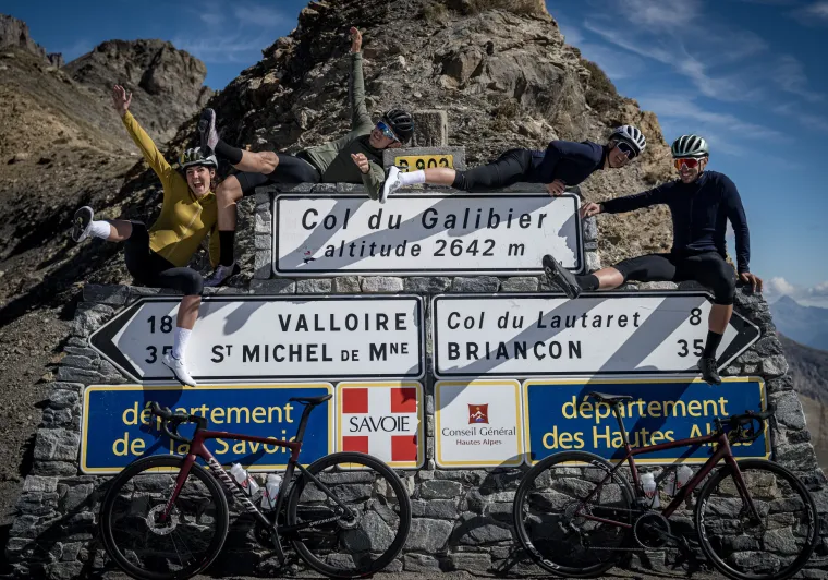 Gruppe von Radfahrern oben auf dem Col du Galibier