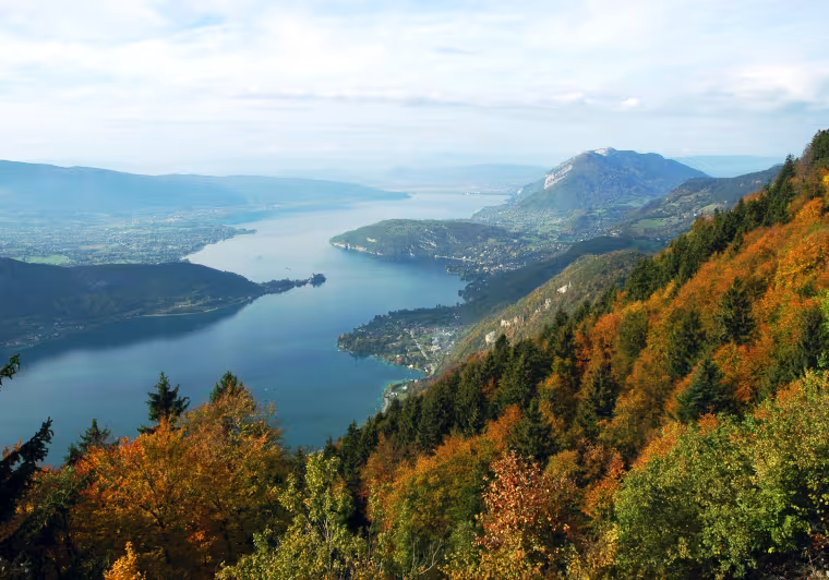 Das glasklare Wasser des Sees von Annecy