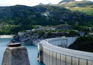 Der Staudamm von Tigne und der See von Chevril
