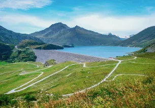 Der Staudamm und der See von Mont Cenis