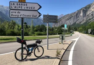 Backpacking-Fahrrad am Fuße der Alpe d'Huez