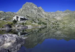 Die Merveilles-Hütte vor dem Lac Long Supérieur des Merveilles