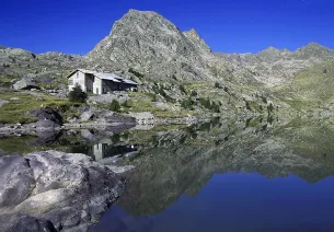 Die Merveilles-Hütte vor dem Lac Long Superieur des Merveilles.jpeg