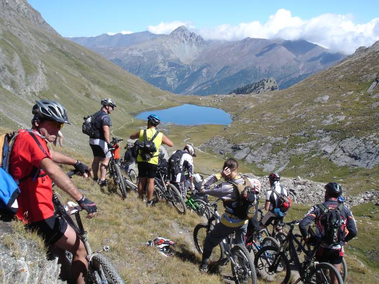 Gruppe von Mountainbikern in Queyras