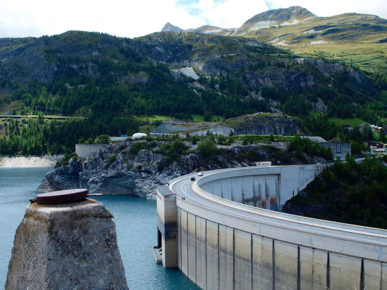 Der Staudamm von Tigne und der See von Chevril