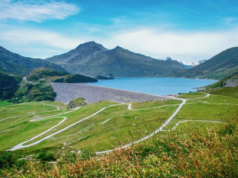 Der Staudamm und der See von Mont Cenis