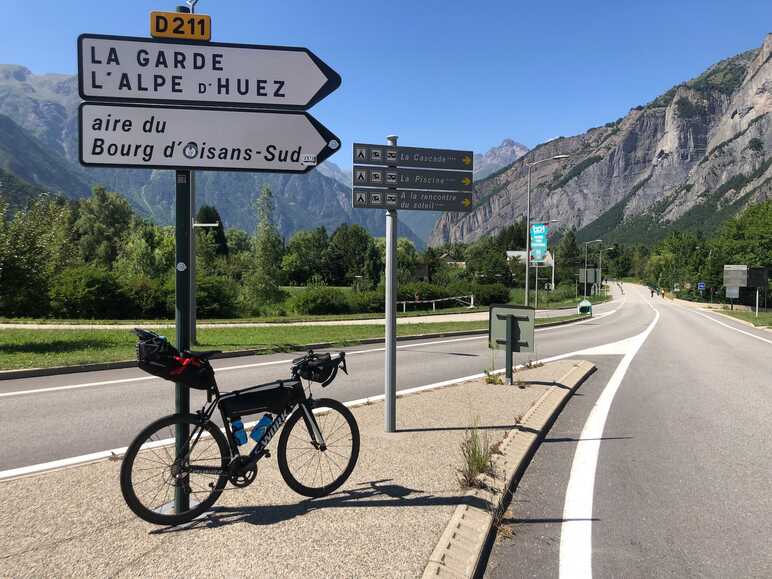 Backpacking-Fahrrad am Fuße der Alpe d'Huez